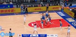 連續(xù)吃癟！克里斯先是籃下被李炎哲大帽&又被李炎哲生斷